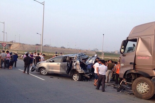 Khắc phục hậu quả tai nạn trên cao tốc Hà Nội-Thái Nguyên
