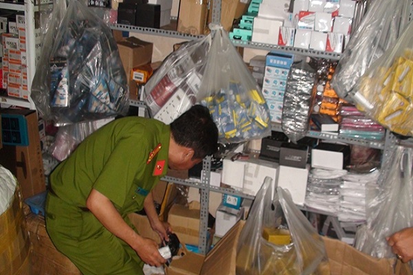 Triệt phá đường dây buôn lậu linh kiện điện tử 'khủng' tại TP HCM