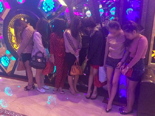 Bắt tiệc ma túy của 18 'thiếu gia, tiểu thư' trong quán karaoke ở Hà Tĩnh