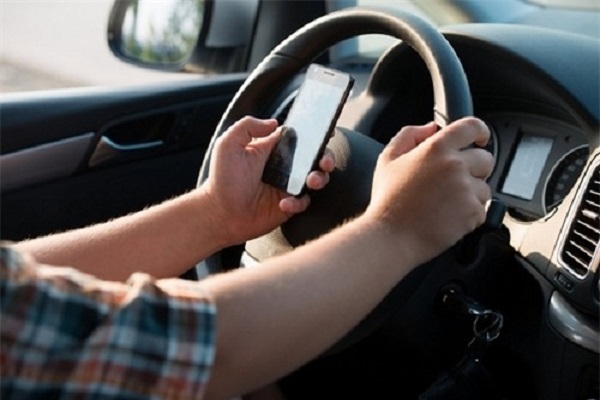 Dùng điện thoại di động khi điều khiển ô tô đang chạy phạt bao nhiêu?