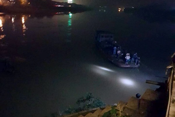 Ô tô rồ ga lùi thẳng xuống sông Hồng khiến 2 người tử vong