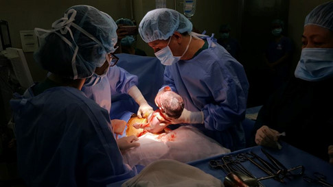 Các bác sĩ đỡ sinh cho em bé tại Bệnh viện Từ Dũ