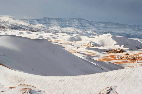 Bất ngờ khi tuyết rơi dày bao phủ sa mạc Sahara