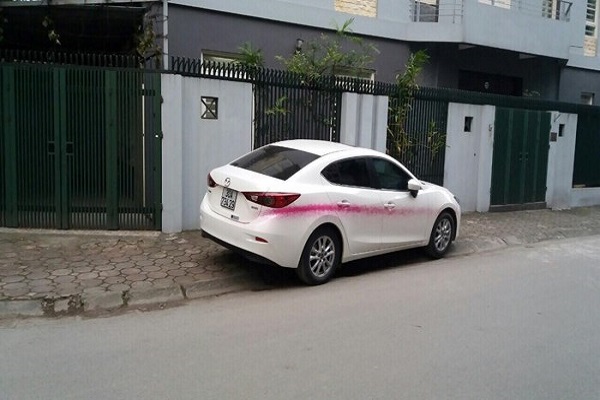 Hà Nội: Hàng chục xe ô tô đỗ trên vỉa hè chung cư bị xịt sơn bẩn