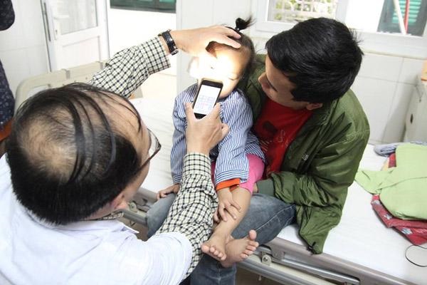 Liên tục có nhiều trẻ bị tai nạn ở mắt có nguy cơ mù lòa trong những ngày gần Tết