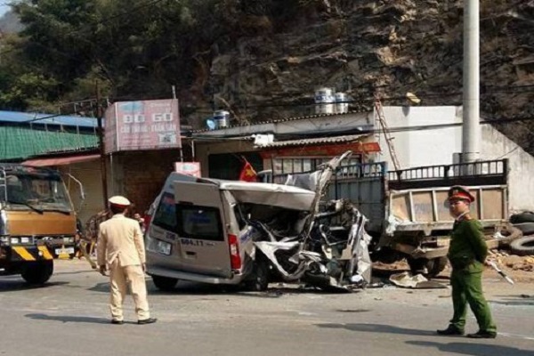 Tai nạn nghiêm trọng: Ô tô 16 chỗ đấu đầu xe tải, 14 người thương vong