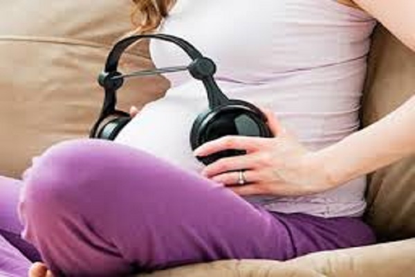 Gắn tai nghe trực tiếp vào bụng bầu sẽ ảnh hưởng lớn đến thính lực thai nhi