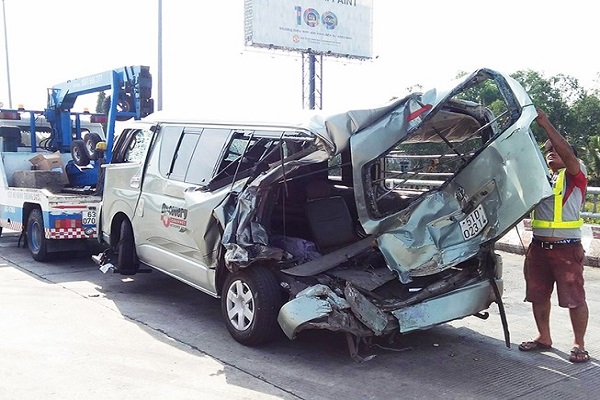 Tài xế ô tô 16 chỗ chết kẹt trong cabin sau tai nạn kinh hoàng trên cao tốc