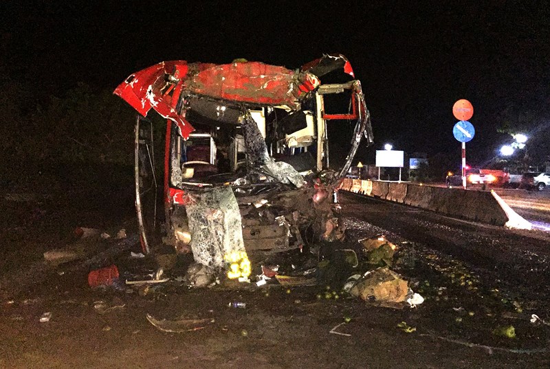 Tai nạn giao thông nghiêm trọng: Xe khách đâm ô tô tải, 12 người thương vong