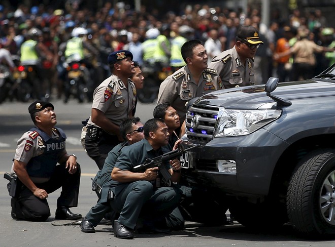 Cảnh sát Indonesia có mặt tại hiện trường vụ đấu súng và nổ bom liên hoàn khiến ít nhất 6 người chết