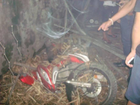 Chiếc xe máy của người đi đường vỡ nát vì vụ nổ lớn tại Hà Nội