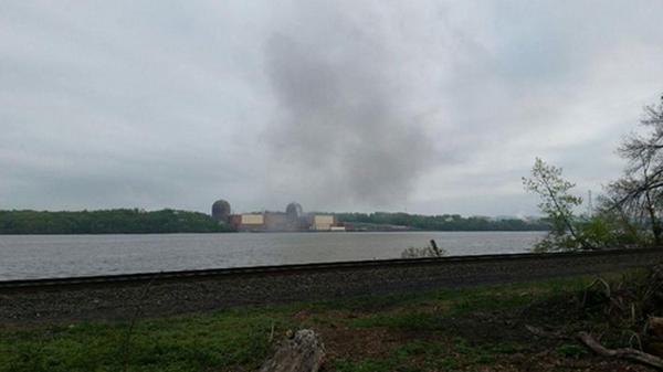 Cột khói bốc lên từ vụ nổ nhà máy điện hạt nhân Indian Point tại Buchanan (New York, Mỹ) ngày 10/5