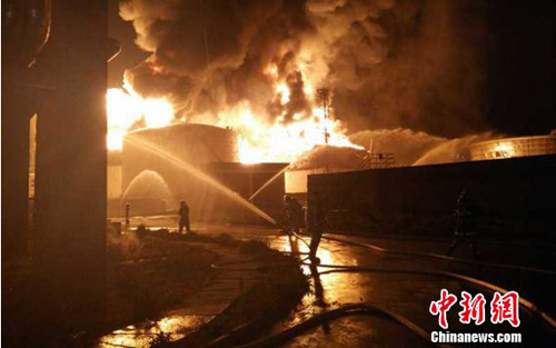 Nhân viên cứu hỏa đang nỗ lực dập đám cháy sau vụ nổ nhà máy hóa chất ở Trung Quốc