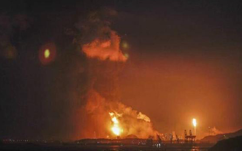 Ngọn lửa bốc cao từ nhà máy hóa chất Trung Quốc sau khi phát nổ