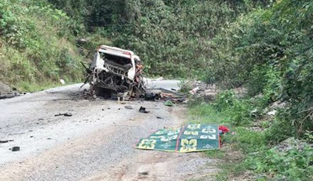 Hiện trường vụ nổ xe  khách thảm khốc khiến 9 người Nghệ An chết tại chỗ