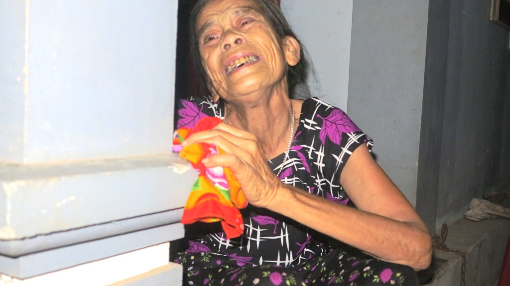 Tai nạn nổ xe khách ở Lào khiến người mẹ già phải chịu nổi đau người đầu bạc tiễn kẻ đầu xanh