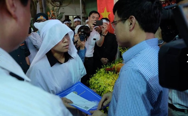 Đại diện TP Hà Nội trao quyết định chính thức tuyển dụng đặc cách vợ phi công Trần Quang Khải vào trường Chu Văn An