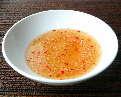 Chuẩn bị nước chua ngọt để trộn với rau muống