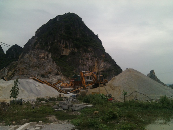 Mỏ khai thác đá của HTX Công nghiệp nổ mìn bắn mảnh vỡ vào nhà dân