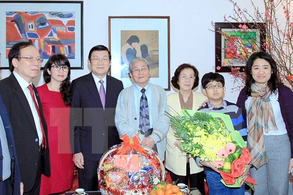 Chủ tịch nước Trương Tấn Sang chụp ảnh lưu niệm cùng gia đình NSND Đình Quang vào chiều 14/2/2015