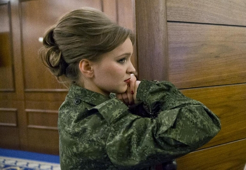 Các nữ chiến binh phe ly khai Ukraine xinh đẹp trong những bộ quân phục thường ngày