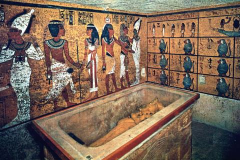 Tiến sĩ Nicholas Reeves cho rằng ngôi mộ của Nữ hoàng Ai Cập Nefertiti được dấu trong lăng mộ của Pharaoh Tutankhamun
