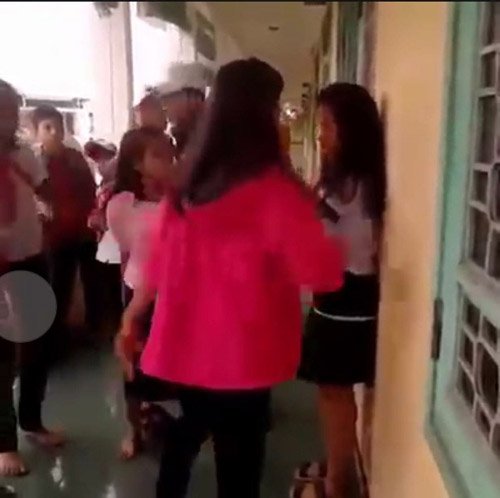Vụ việc nữ sinh bị đánh hội đồng quay clip xảy ra vào ngày 28/12/2015 tại trường THCS Trần Phú, TP Huế