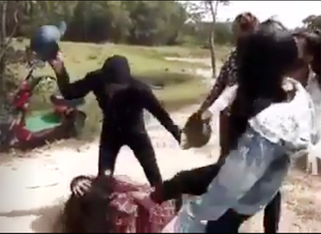 Nữ sinh bị đánh hội đồng dã man bằng mũ cối, mũ bảo hiểm