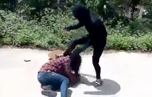 Cuối clip nữ sinh bị đánh hội đồng ở Hà Tĩnh, cô gái mặc áo đen tiếp tục lao vào đá lên nạn nhân