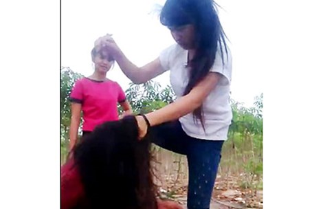 Hình ảnh vụ nữ sinh Tây Ninh đánh nhau được cắt ra từ clip