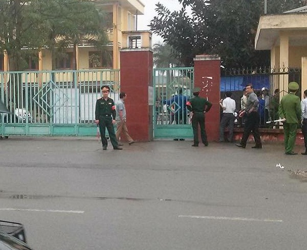 Nam thanh niên đang khống chế một nữ sinh Trường Cao đẳng Y Thái Bình