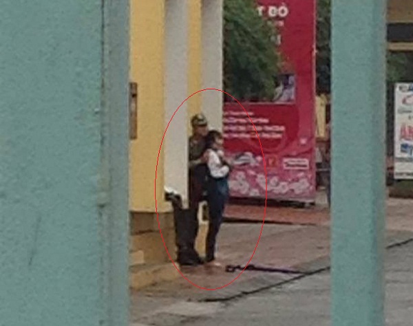 Nam thanh niên đang khống chế một nữ sinh Trường Cao đẳng Y Thái Bình