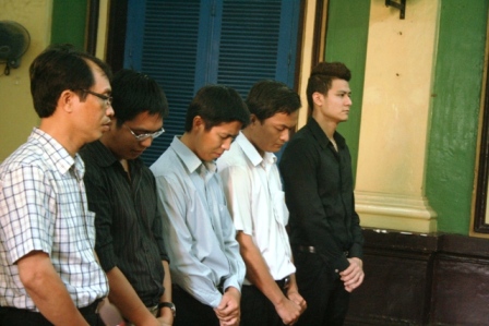 Người mẫu Vĩnh Thụy cùng 1 nam tiếp viên Việt Nam Airlines bị khởi tố do buôn lậu đồ điện tử 