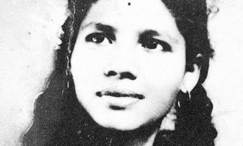 Bà Aruna Shanbaug bị hiếp dâm khi mới 25 tuổi và sống thực vật suốt 42 năm 