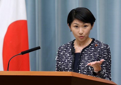 Nữ Bộ trưởng Nhật Bản, chi tiêu hoang phí, chỉ trích, chính trị, khiếu nại