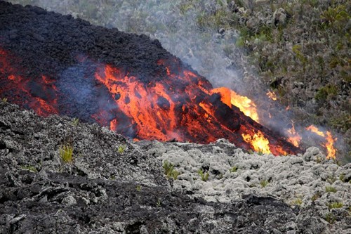 Theo dự báo, núi lửa trên đảo La Reunion sẽ phun trào mãi mãi, dẫn dến nguy cơ mọi manh mối để tìm thấy máy bay MH370 bị hủy hoại