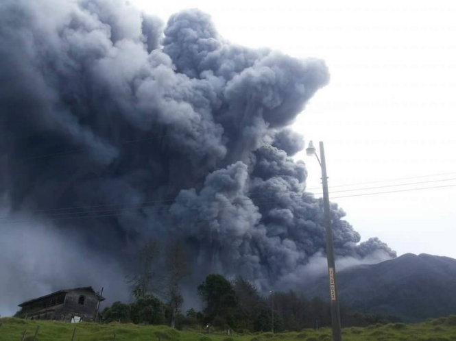 Cột tro khói bốc cao từ nơi núi lửa phun trào