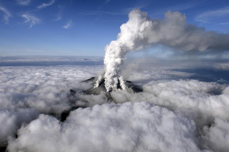 Núi lửa phun trào đe dọa nhà máy điện hạt nhân Nhật Bản