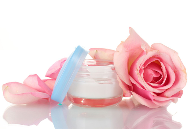 Nước hoa hồng là một loại mỹ phẩm làm đẹp tuyệt vời dành cho phái nữ