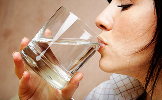 Hãy uống thật nhiều nước mỗi ngày, mỡ bụng của bạn sẽ giảm đi đáng kể