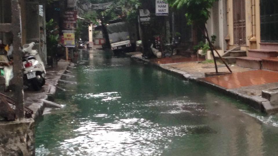 Xuất hiện dòng nước xanh trên phố Hà Nội