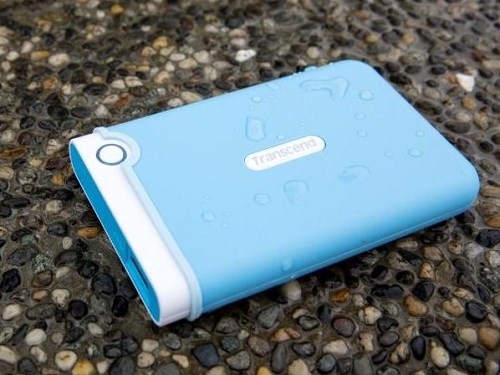 Transcend StoreJet 25M3 có vỏ ngoài được làm bằng chất liệu silicon chống tác động mạnh Transcend StoreJet 25M3 có vỏ ngoài được làm bằng chất liệu silicon chống tác động mạnh