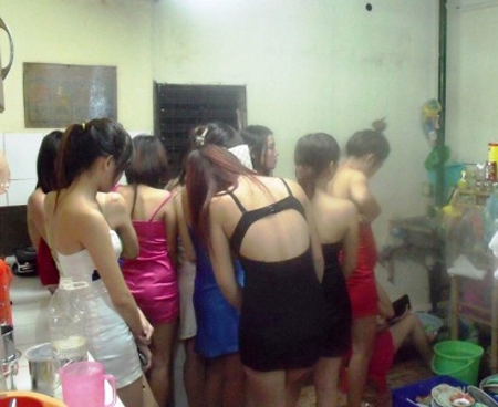 12 cô gái tại động mại dâm bị bắt quả tang và đưa về cơ quan công an