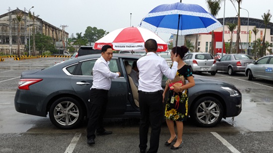 Đội ngũ nh&acirc;n vi&ecirc;n Nissan Thăng Long chuy&ecirc;n nghiệp v&agrave; tận t&igrave;nh chăm s&oacute;c kh&aacute;ch h&agrave;ng