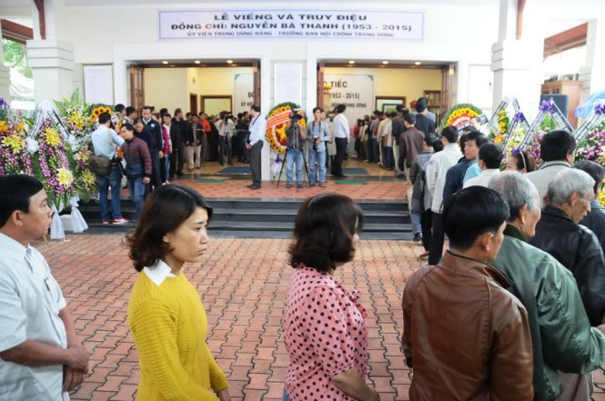 Người dân tiếp tục vào viếng ông Nguyễn Bá Thanh