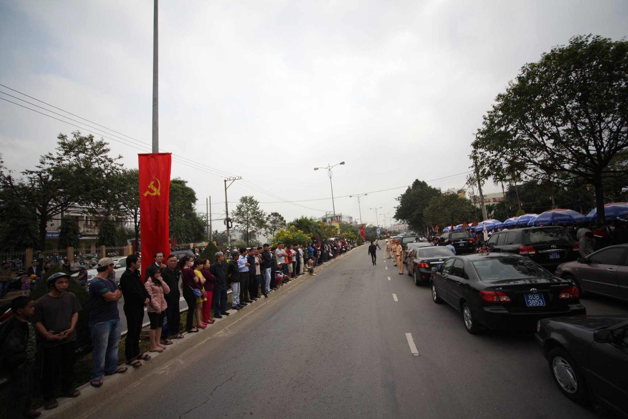 Người dân xếp hàng trước cửa nhà ông Nguyễn Bá Thanh