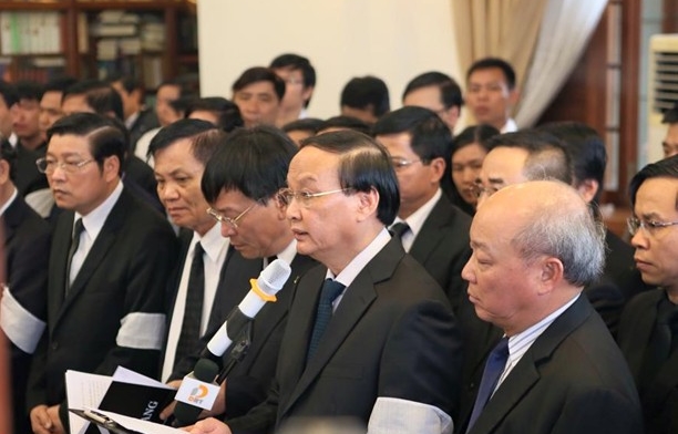 Ông Tô Huy Rứa, Ủy viên Bộ Chính trị, trưởng Ban Tổ chức trung ương, trưởng Ban lễ tang, đã đọc điếu văn 