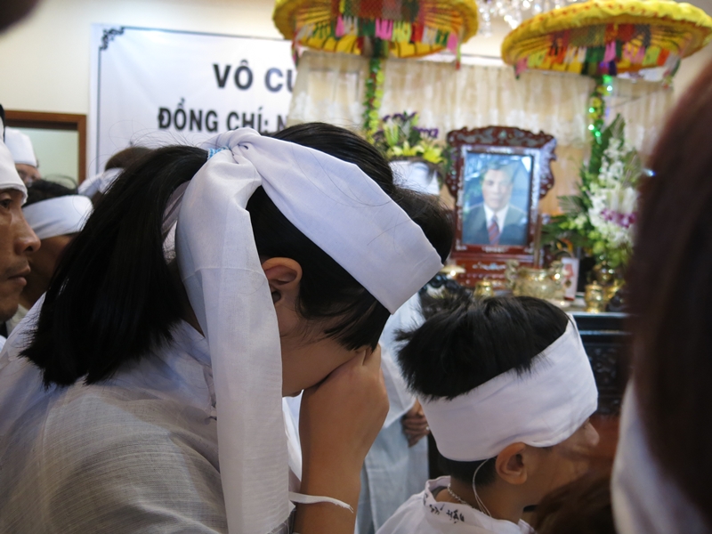 Gia đình ông Nguyễn Bá Thanh không nén nổi nước mắt trước nỗi đau quá lớn này