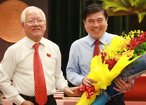 Cựu Chủ tịch Lê Hoàng Quân chức mừng ông Nguyễn Thành Phong được bầu làm Chủ tịch UBND TPHCM