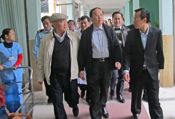 Trưởng ban Tổ chức Trung ương Tô Huy Rứa cùng lãnh đạo Đà Nẵng vào bệnh viện thăm ông Nguyễn Bá Thanh.